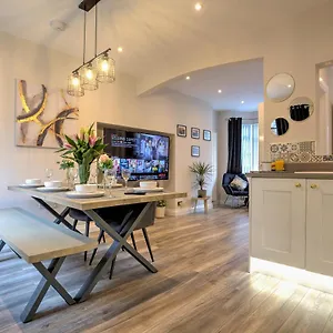 The Boutique Cozy Sleeps7 (adults Only) Holiday home