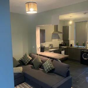 2 Bedroom Cheerful House Close To Center Apartment